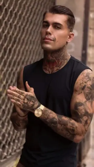 AI Video: confident pose, slight smirk, eyebrow raise