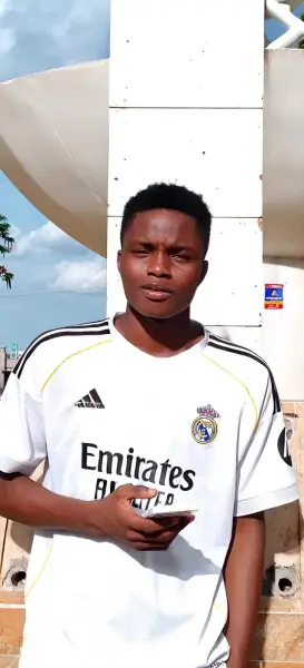 AI Video: Sujet : Même visage et même personne que celle des photos téléchargés. Garde...