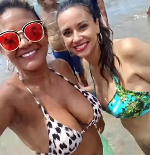 AI Video: Faça as mulheres vestirem casacos de lã, jaquetas e faça nevar.