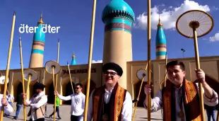 AI Video: یک ویدئو بساز که سمبوسه های تاشکندی چتر چتر در حرکت باشه همچنان نوشته شود...