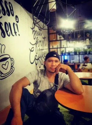 AI Video: naglalakad ako sa malawak na kalsada at may mga bundok sa gilid at tanaw ang...