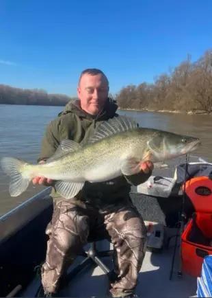 AI Video: the camera zooms out, a lot of fish jump into the boat one after another from...