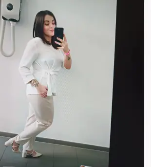 AI Video: la ragazza si volta frontalmente alla fotocamera e assume una posa dominante