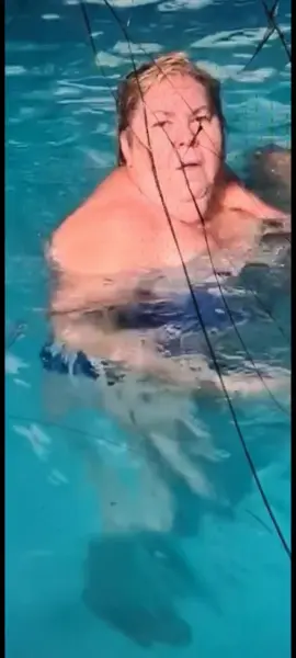 AI Video: Elle sort de la piscine en montant les escaliers avec une démarche sensuelle....