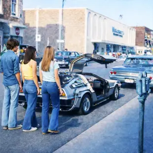 AI Video: Les personnes bougent lentement derrière le véhilcule, de l'autre côté de la...