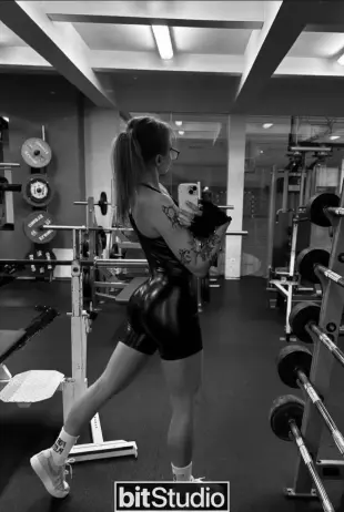 AI Video: The girl in the picture turns her back to me and the focus moves closer to...