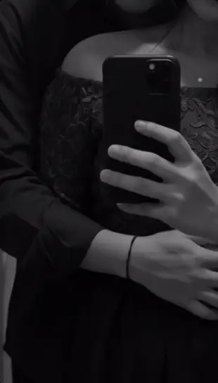 AI Video: Realistic and slow movements for the couple in the image.romanyic intermicy...