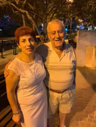 AI Video: DAD AND DAUGHTER HUGGING EACH OTHER