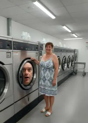 AI Video: la machine à laver est en fonction faisant tourner la personne qui est...