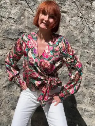 AI Video: Elle se met en sous vetement sexy en dentelle  rose