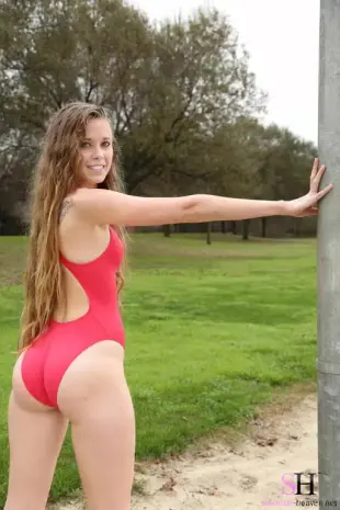 AI Video: shake her butt side to side