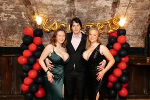 AI Video: De vrouwen laten snel hun tieten zien, waarna de blonde met de man begint te...