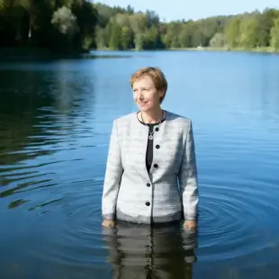 AI Video: The woman is going deeper in the water and her Blazer gets wet