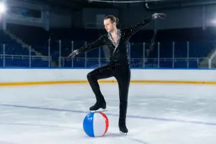 AI Video: Možete li pokazati gdje nogom polako probuši sav zrak iz lopte za plažu te...