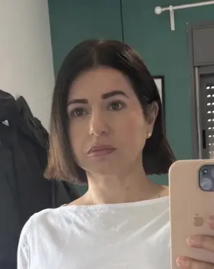 AI Video: make the lady live and palying with hair