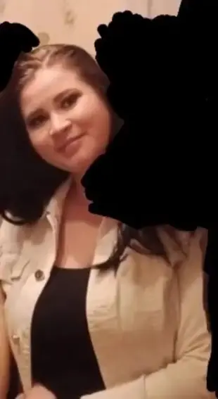 AI Video: Jest naga całkiem i dotyka się po piersiach