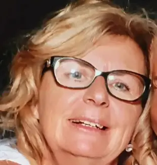 AI Video: Postelja, belo rjuhe,vzglanik, na pol odkrito,negliže,zajublje pogled,...