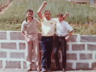 AI Video: I want the guy in the middle to touch the other guys and say the word bambú