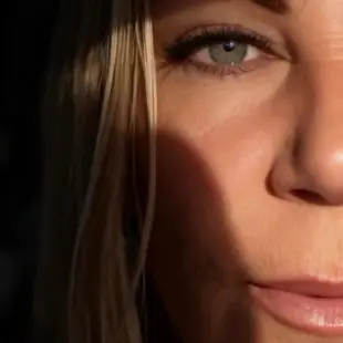 AI Video: Laat haar met 1 hand mijn pik vasthouden en met haar mond om mijn eikel