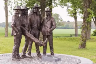 AI Video: The person at the right has to dissapear. The other three statues are looking...