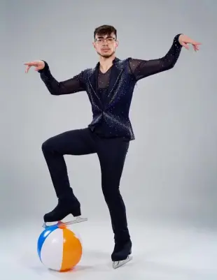 AI Video: Možete li pokazati video gdje nogom polako pritišće sav zrak iz lopte za...