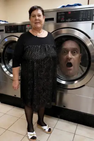 AI Video: la machine à laver est en fonction faisant tourner la personne qui est...