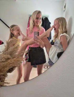 AI Video: ze likken elkaars voeten