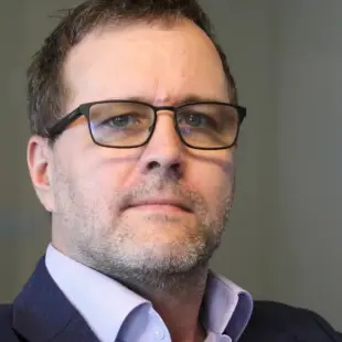 AI Video: Make the added face move idly as in a teams call. No need to imitate speaking