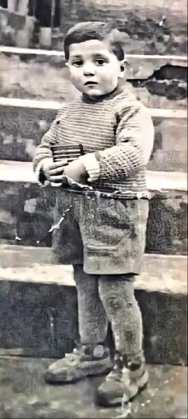 AI Video: Fare 3 piccoli passi in avanti e sorridere e salutare con la mano