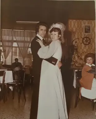 AI Video: questa coppia di sposi che danza e sorride