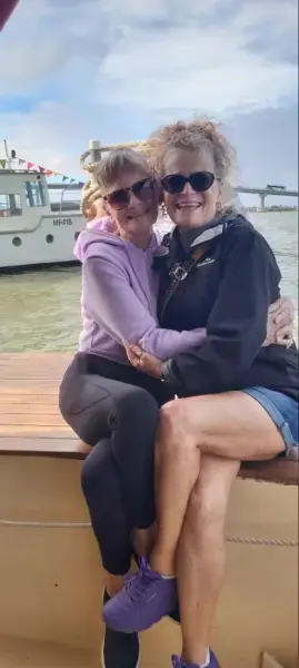 AI Video: Ladies in a gondola in Venice holding a glass of champagne with a birthday cake