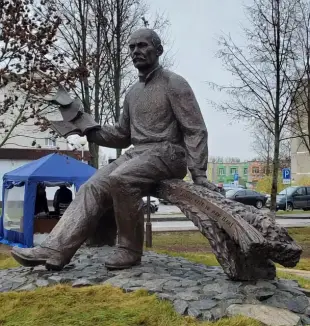 AI Video: Make this monument alive. It's stand up and leave it's place