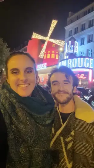 AI Video: Show the people in the picture french kissing