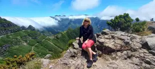 AI Video: The figure in the photo smiles and waves his left hand.