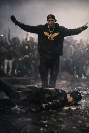 AI Video: Cinematický širokoúhlý záběr (anamorphic lens), noční scéna na mokrém asfaltu...