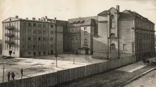 AI Video: People are walking, a carriage is driving