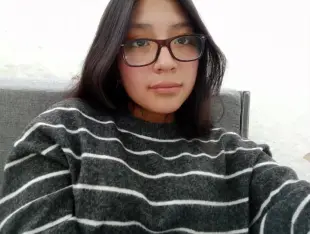 AI Video: Quiero que me conviertas en una idol de kpop femenina,en una fancam donde...