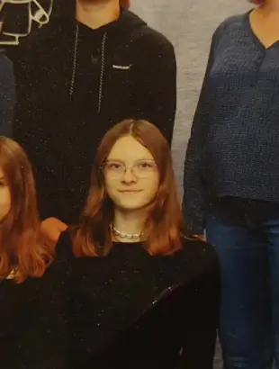 AI Video: Mały mężczyzna siedzi na krześle a ogromna kobieta ze zdjęcia na niego siada...