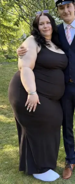 AI Video: Make her waddle and jiggle while walking
