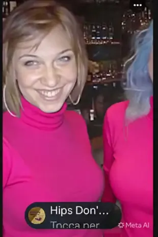 AI Video: Le ragazze si stuzzicano a vicenda perché innamorate l'una dell'altra , con...