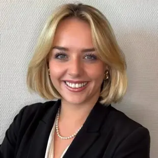 AI Video: elle passe les mains dans ses cheveux