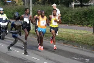 AI Video: Let the five marathon runners run zooming in on the left one