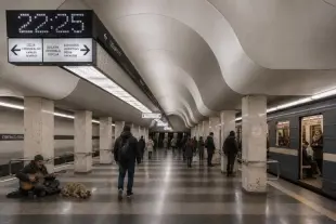 AI Video: Riga metro, train arrives, guy plays guitar, people rushing to the exit