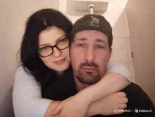 AI Video: A lány szenvedélyesen megcsókolta a fiút és látszik a lányon, hogy szerelmes...