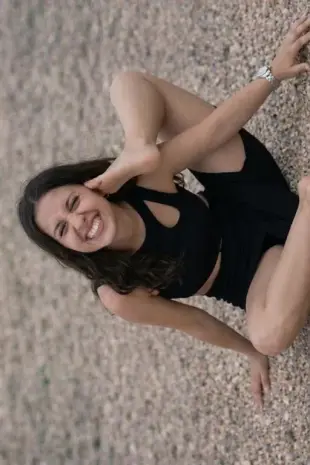 AI Video: Puoi mostrarmi questa ragazza in un video in cui si gratta insistentemente...