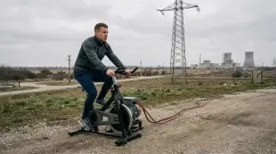 AI Video: Peter Magyar používa stacionárny bicykel na výrobu elektrickej energie,ktorá...