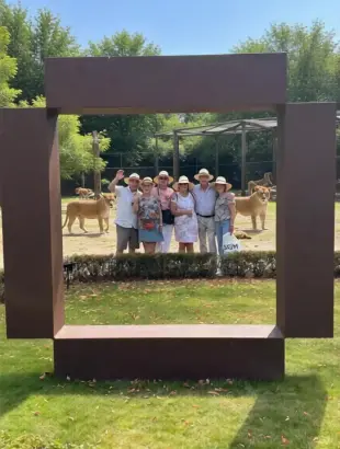 AI Video: dansende mensen in de dierentuin met een hoed op
