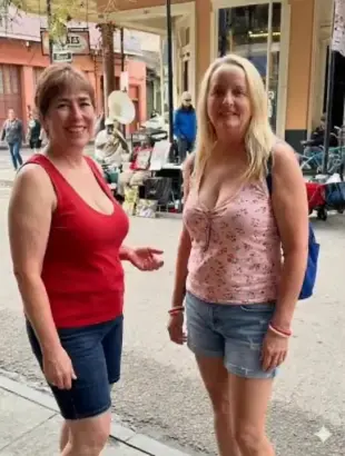 AI Video: Show the women in the photo sitting together closely and kissing passionately