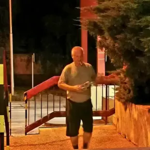 AI Video: ..v jednej ruke telefon,v druhou pije pivo pri chôdzi..