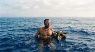 AI Video: oživi ovaj kadar čovjeka u moru uronjen do ramena a oko njega ništa samo...